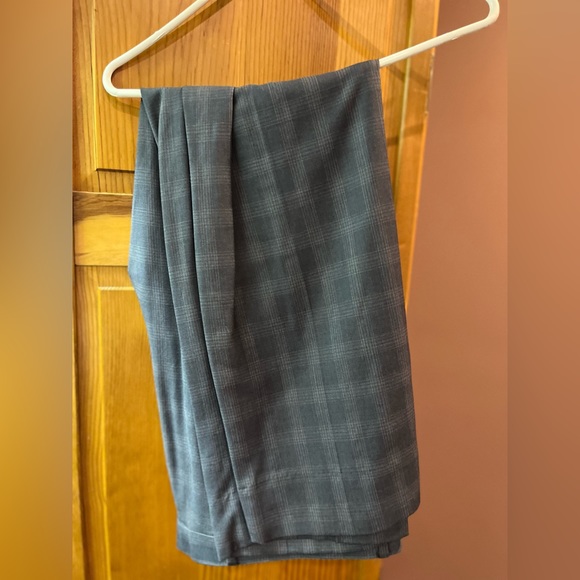 Grey Checkered full suit size size 44 Regular (Men’s Warehouse) - Picture 2 of 2